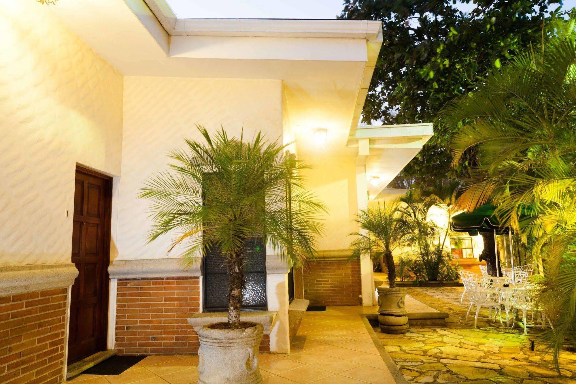 Hotel El Almendro Манагуа Экстерьер фото