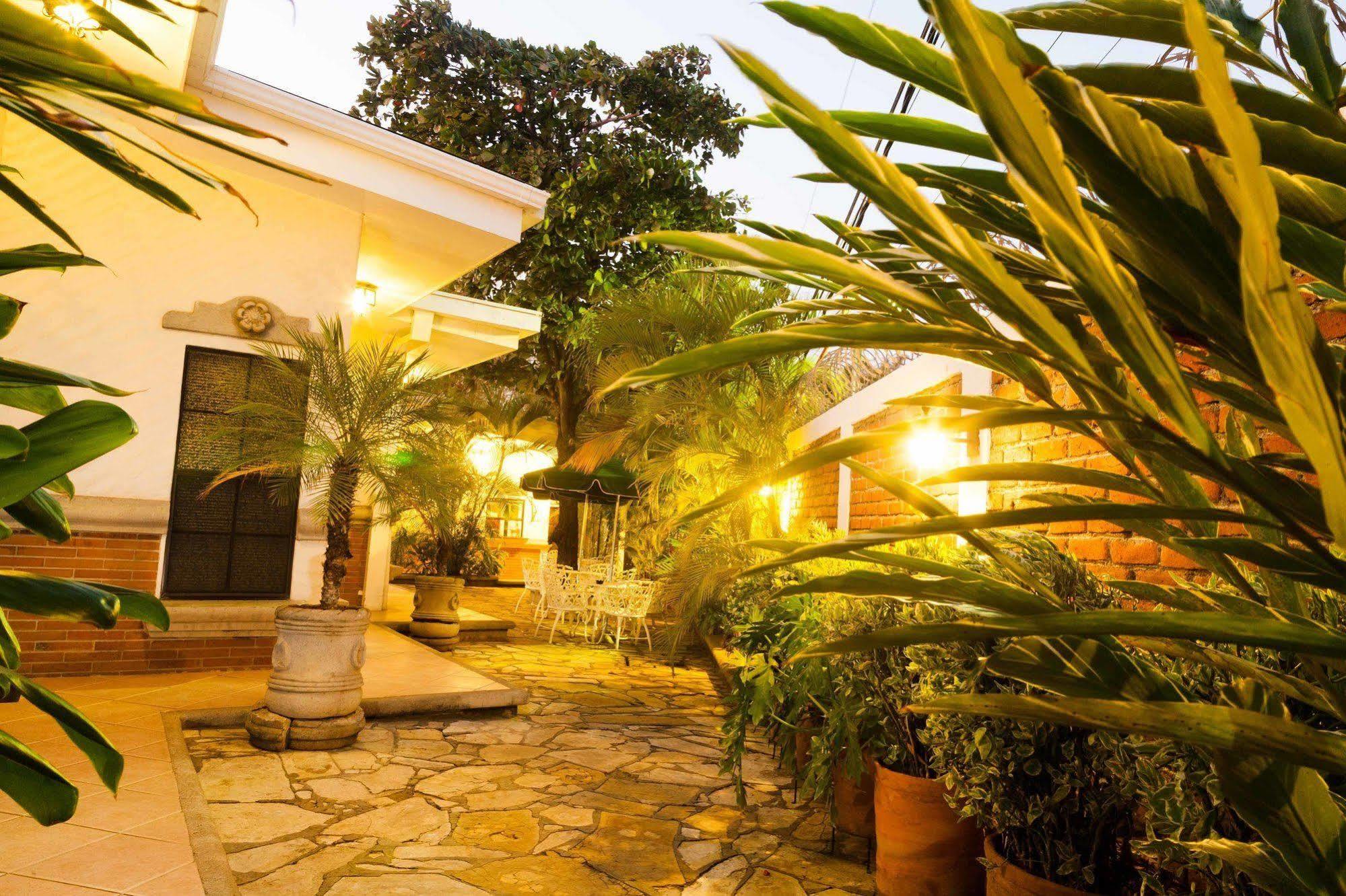 Hotel El Almendro Манагуа Экстерьер фото