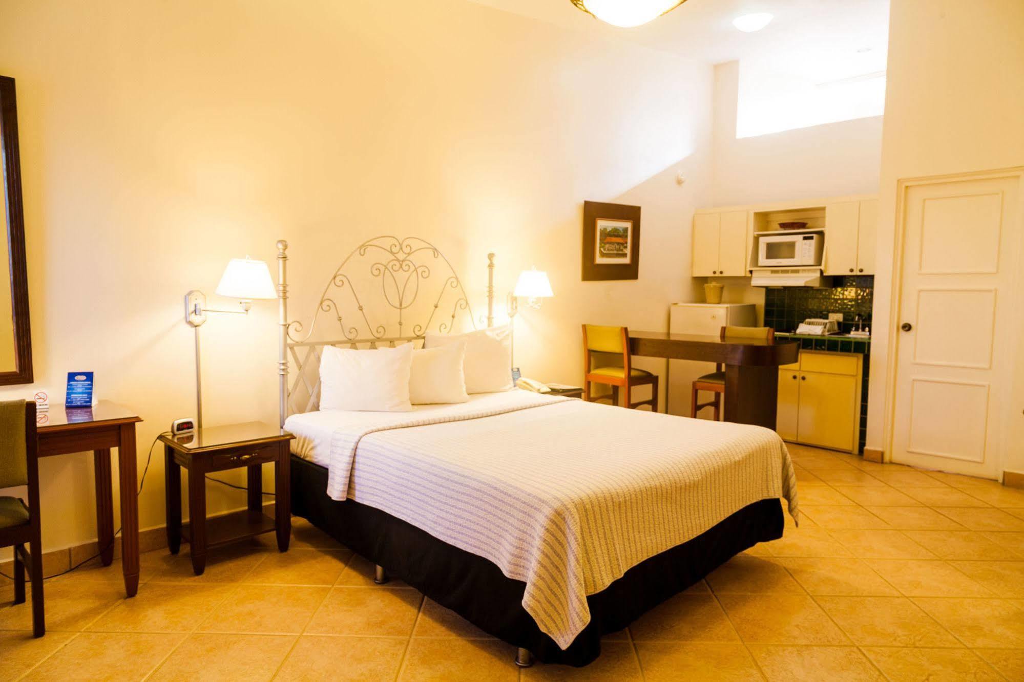 Hotel El Almendro Манагуа Экстерьер фото